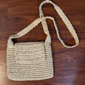 Crossbody shoulder bag lined straw, with closure flap and zipper